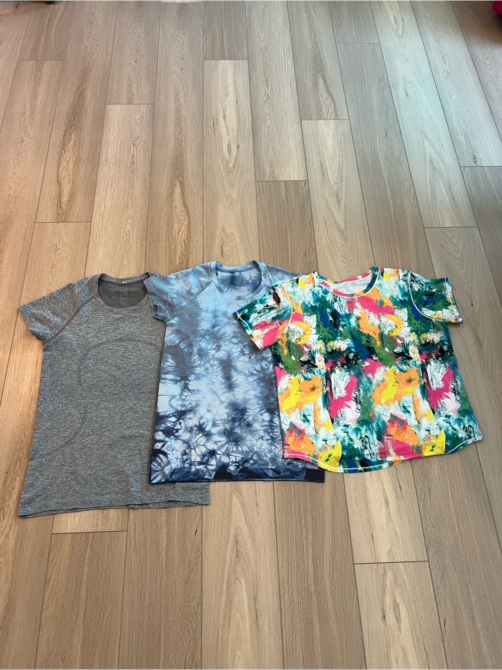lululemon athletica Multicolor Abstract Splash Short Sleeve Tee
Size 10